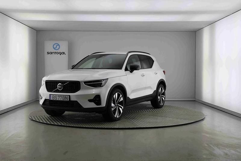 Branco Usado 2025 Volvo XC40 Plus SUV | € 39.990 - Imagem 1/4