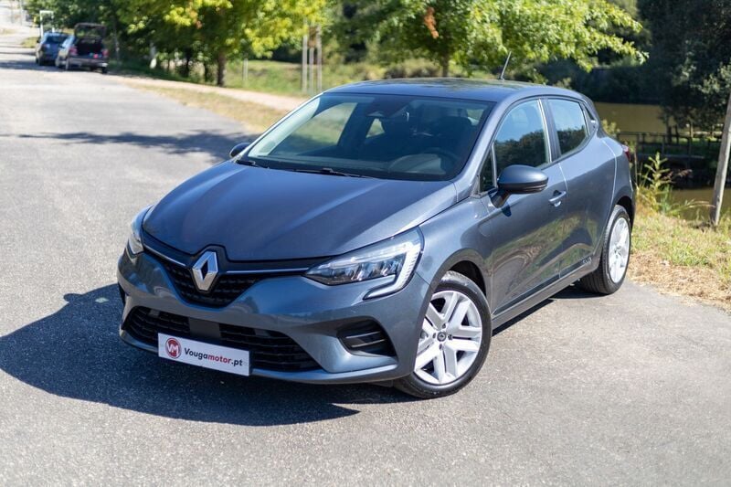 Cinzento (metalizado) Usado 2020 Renault Clio V Initiale Paris Citadino | € 14.990 (Preço justo) - Imagem 1/4