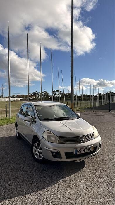 Usado 2009 Nissan Tiida Sedan | € 3.500 - Imagem 1/4