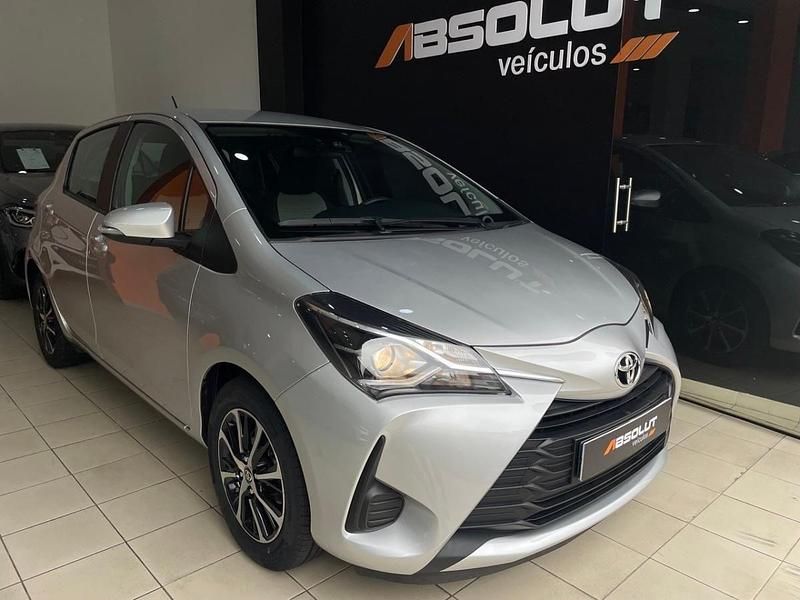 Usado Toyota Yaris Comfort 72 HP (52 kW) 2019 Cinza