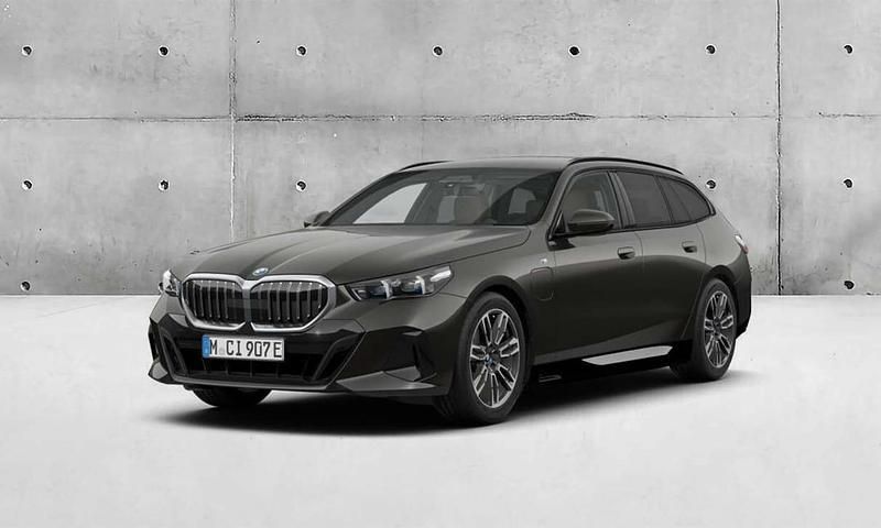 Cinza sophisto metalizada brilhante Usado 2024 BMW 530e Comfort Edition Carrinha | € 81.786 - Imagem 1/4