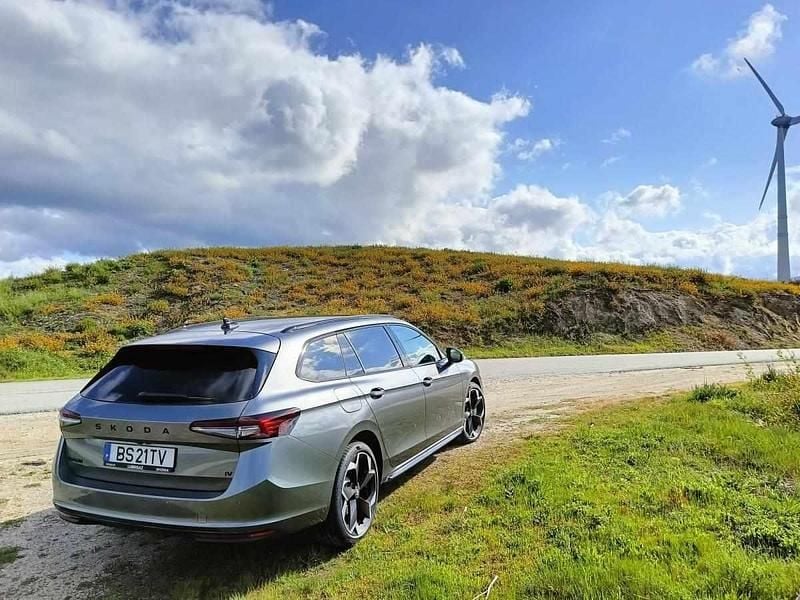 Usado Skoda Superb 204 HP (150 kW) 2025 Cinzento Carrinha