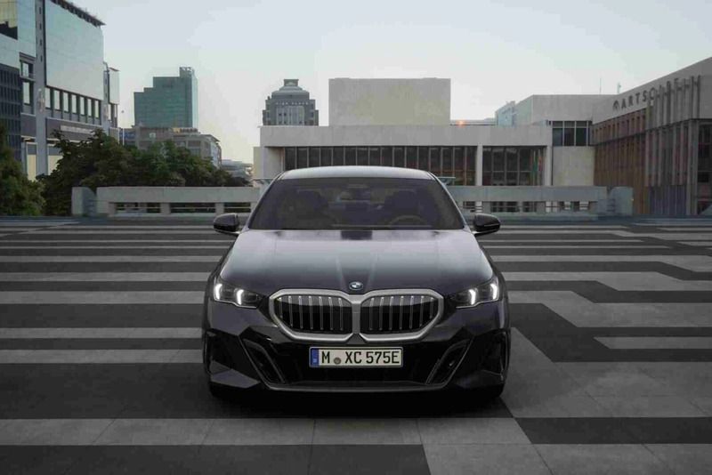 Cinzento Novo 2025 BMW 530e Shadowline Coupé | € 73.200 (Preço justo) - Imagem 1/4
