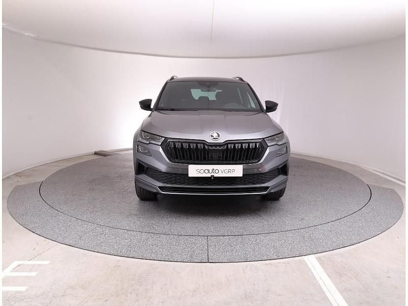 Cinzento escuro metalizado Usado 2025 Skoda Karoq SportLine SUV | € 28.990 (Preço justo) - Imagem 1/4