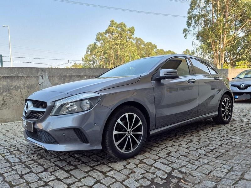 Cinza Usado 2017 Mercedes A180 Urban | € 18.000 (Preço justo) - Imagem 1/4
