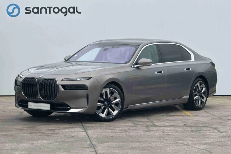 Vermelho Usado 2023 BMW i7 Comfort Edition Sedan | € 83.900 - Imagem 1/4