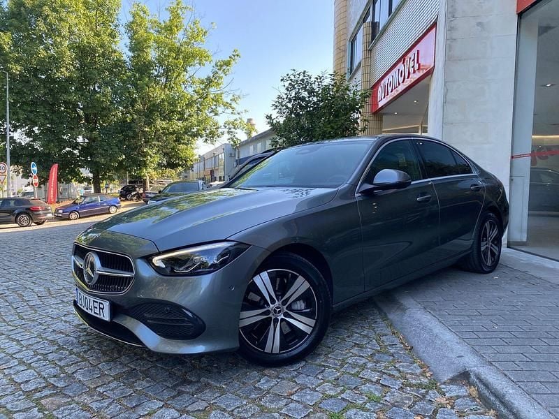 Usado Mercedes C300 Avantgarde 313 HP (230 kW) 2024 Cinza Sedan