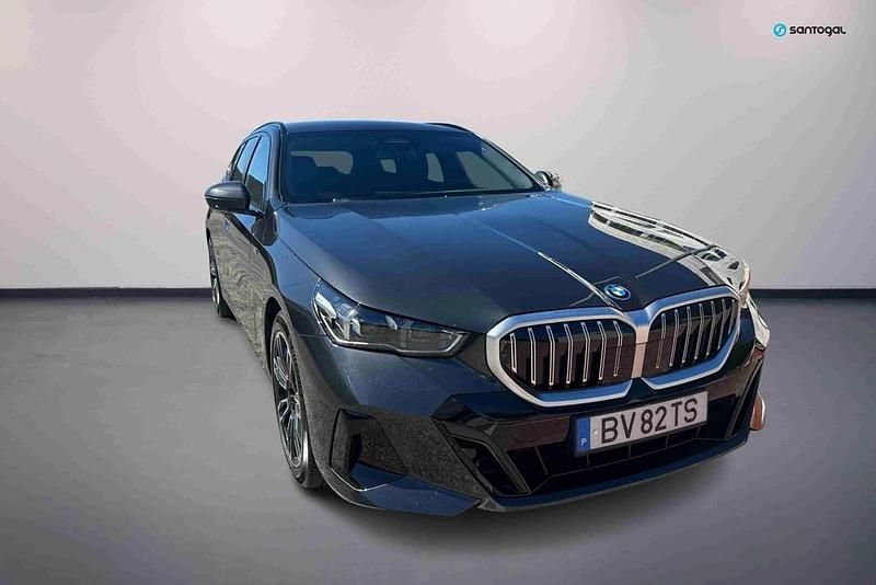 Cinzento Usado 2025 BMW 530e Shadowline Coupé | € 71.690 - Imagem 1/4