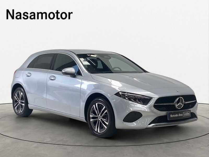 Cinzento claro metalizado Usado 2024 Mercedes A250 | € 42.250 (Bom preço) - Imagem 1/4