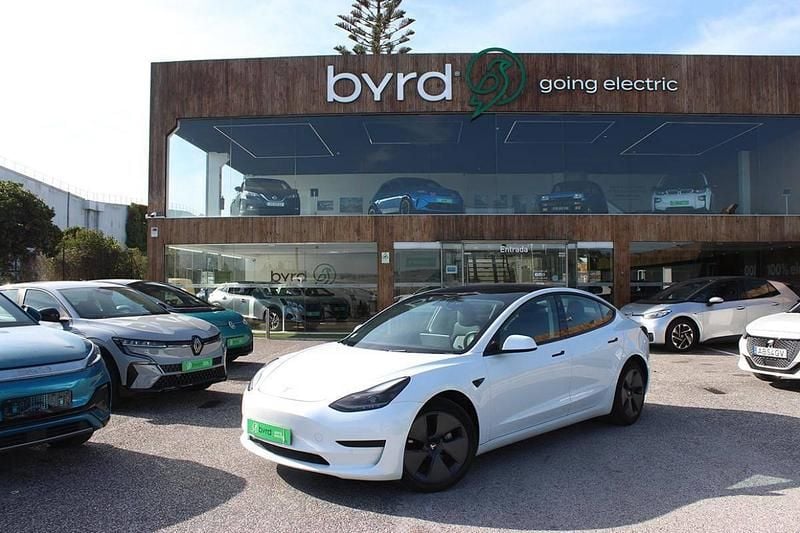 Branco Usado 2021 Tesla Model 3 Standard Range Plus Sedan | € 27.900 (Preço justo) - Imagem 1/4