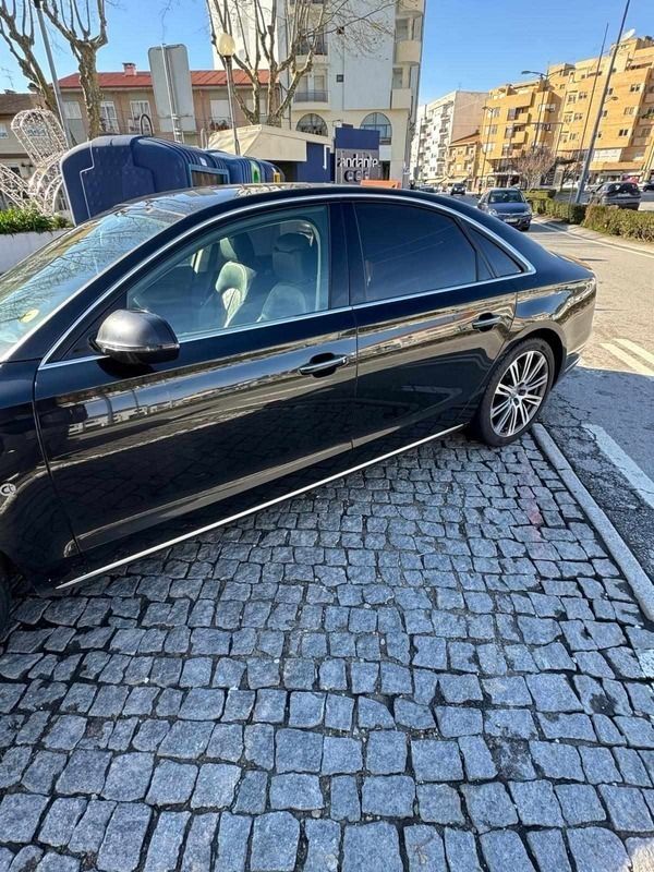 Preto Usado 2015 Audi A8 Sedan | € 21.500 - Imagem 1/4