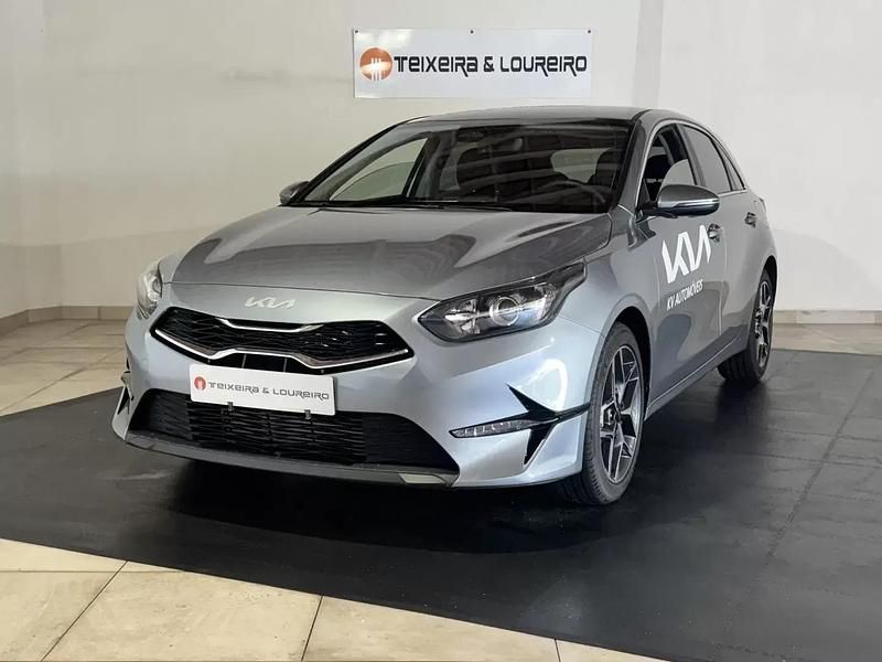 Cinza Novo 2025 Kia Ceed Citadino | € 23.900 (Caro) - Imagem 1/4