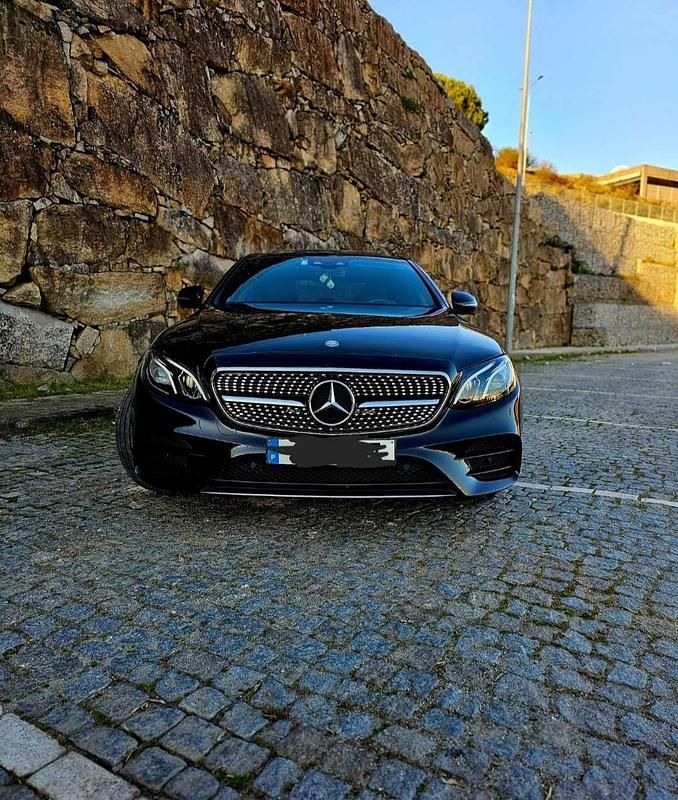 Preto Usado 2016 Mercedes E220 Sedan | € 30.750 (Caro) - Imagem 1/4