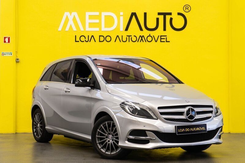 Cinza Usado 2016 Mercedes B250e Monovolume | € 12.500 - Imagem 1/4