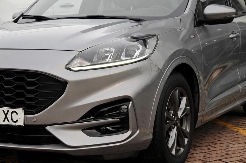 Usado Ford Kuga ST-Line 150 HP (110 kW) 2022 Cinza SUV