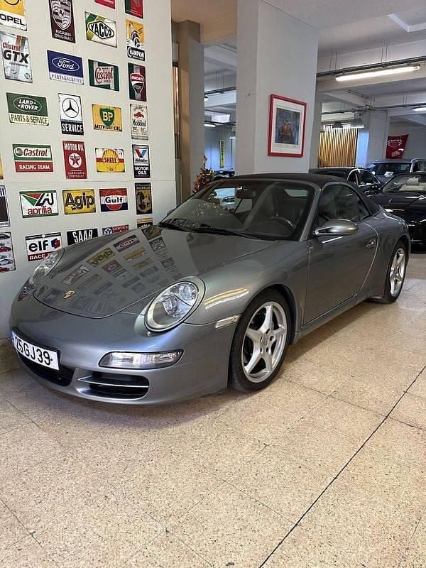 Cinza Usado 2005 Porsche 911 | € 49.000 - Imagem 1/4