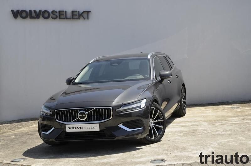 Preto sólido Usado 2022 Volvo V60 Core Carrinha | € 44.800 (Caro) - Imagem 1/4
