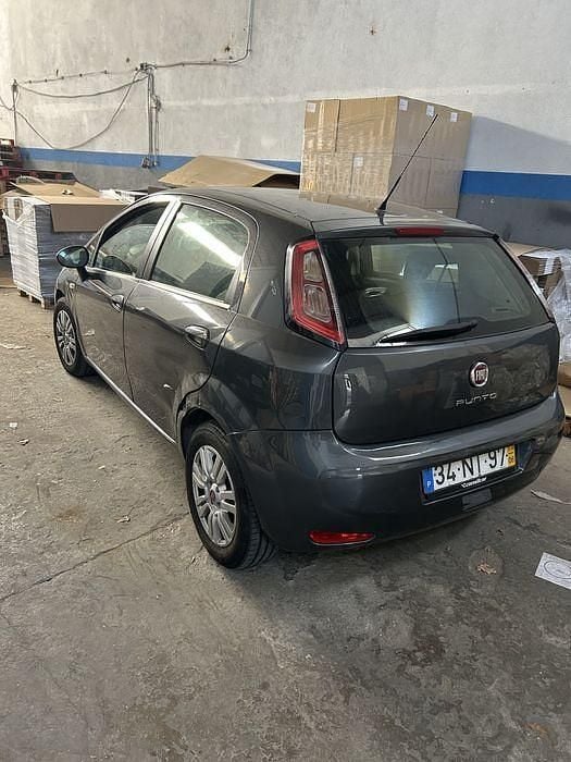 Usado 2013 Fiat Punto Sedan | € 4.900 - Imagem 1/4