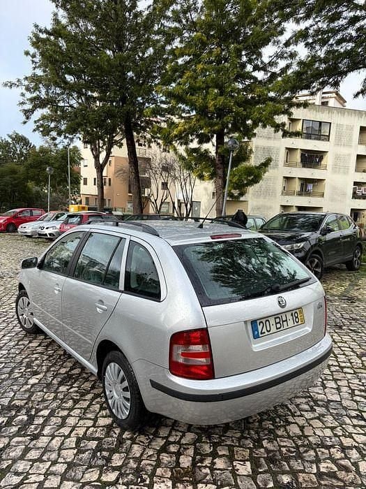Usado Skoda Fabia 75 HP (55 kW) 2006 Sedan