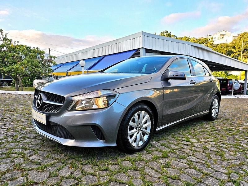 Cinza Usado 2017 Mercedes A180 Style | € 19.990 (Preço elevado) - Imagem 1/4