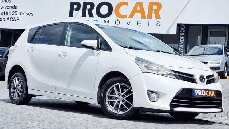 Branco Usado 2015 Toyota Verso Comfort Monovolume | € 14.900 - Imagem 1/4