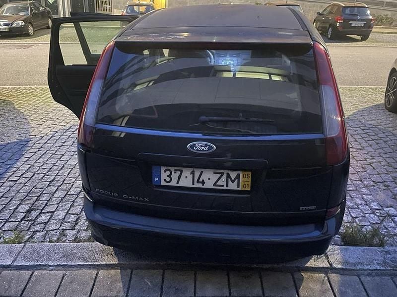 Usado Ford Focus Ghia 109 HP (80 kW) 2005 Sedan