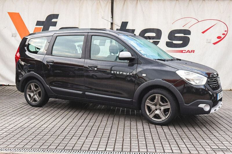 Preto Usado 2017 Dacia Lodgy Stepway Monovolume | € 15.880 (Bom preço) - Imagem 1/4