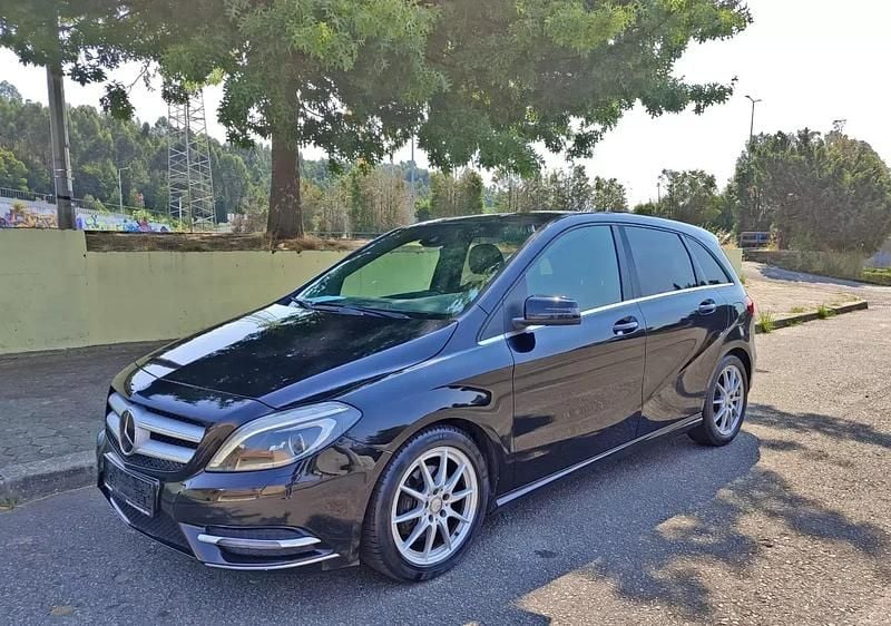 Preto Usado 2014 Mercedes B180 Urban Monovolume | € 14.990 (Preço elevado) - Imagem 1/4