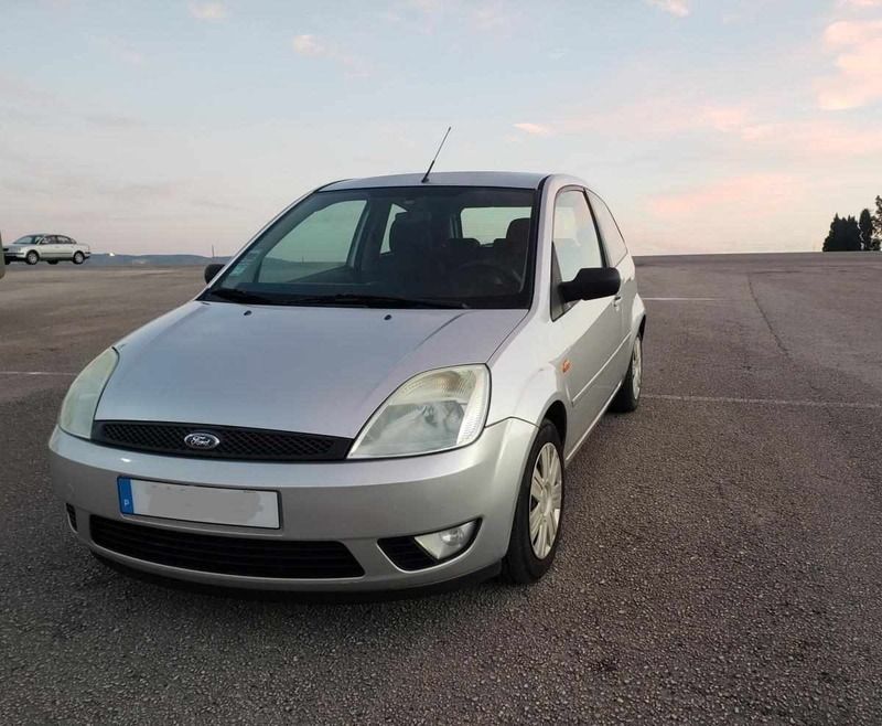 Cinzento Usado 2002 Ford Fiesta Trend Citadino | € 2.000 (Bom preço) - Imagem 1/4