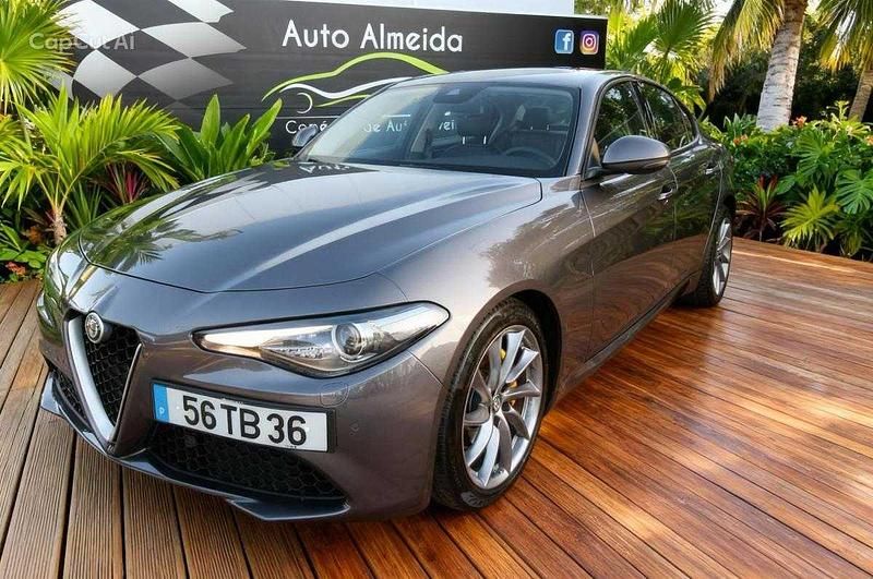 Usado Alfa Romeo Giulia 150 HP (110 kW) 2017 Cinzento Sedan