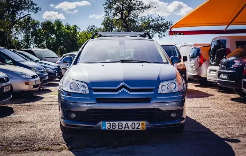 Cinza Usado 2005 Citroën C4 Exclusive Sedan | € 9.900 - Imagem 1/4