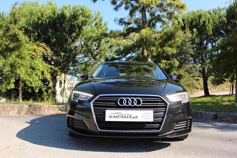 Usado Audi A3 Design 116 HP (85 kW) 2019 Preto Carrinha