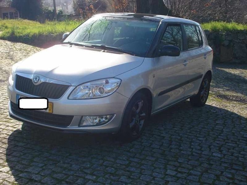 Cinzento (metalizado) Usado 2013 Skoda Fabia Style Citadino | € 7.990 (Preço justo) - Imagem 1/4