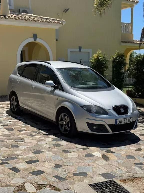 Cinza Usado 2009 Seat Altea Monovolume | € 12.500 - Imagem 1/4