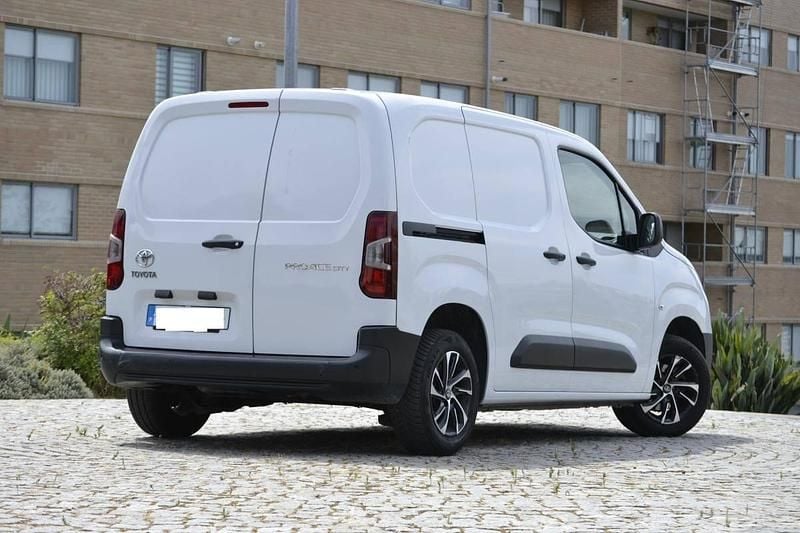 Usado Toyota Proace 102 HP (75 kW) 2022 Branco Monovolume