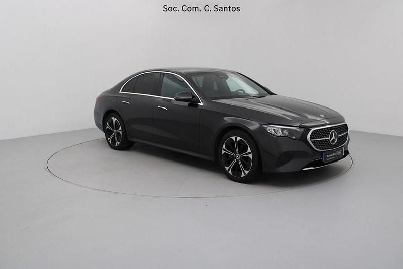 Usado Mercedes E300 Avantgarde 204 HP (150 kW) 2024 Cinza Sedan