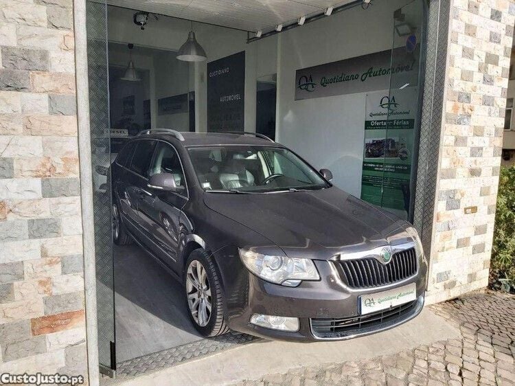Castanho Usado 2010 Skoda Superb Elegance Sedan | € 9.950 - Imagem 1/1