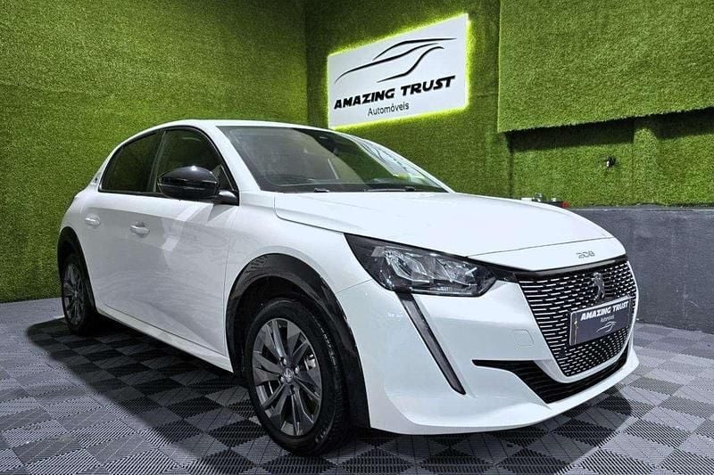 Branco Usado 2023 Peugeot e-208 Allure Citadino | € 21.950 (Preço justo) - Imagem 1/4