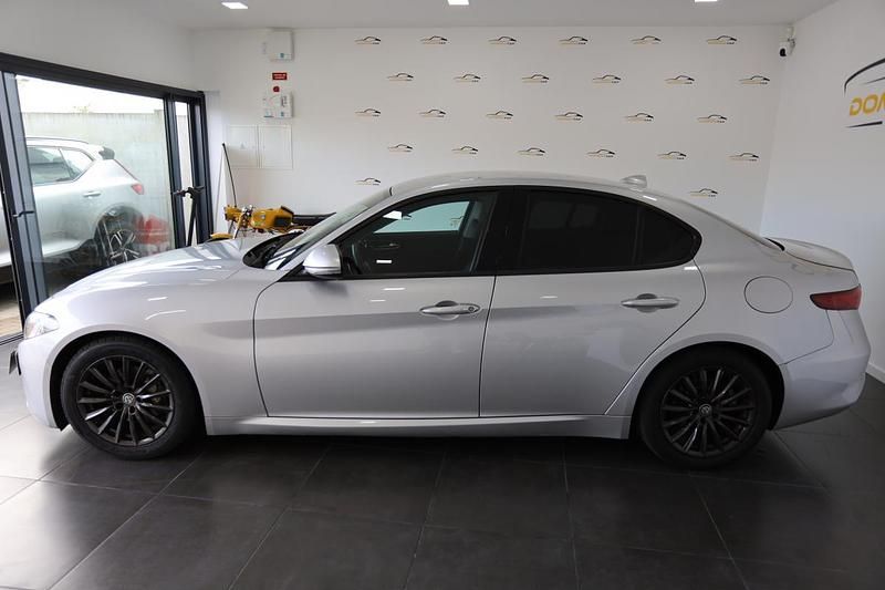 Usado Alfa Romeo Giulia 150 HP (110 kW) 2016 Cinzento Sedan