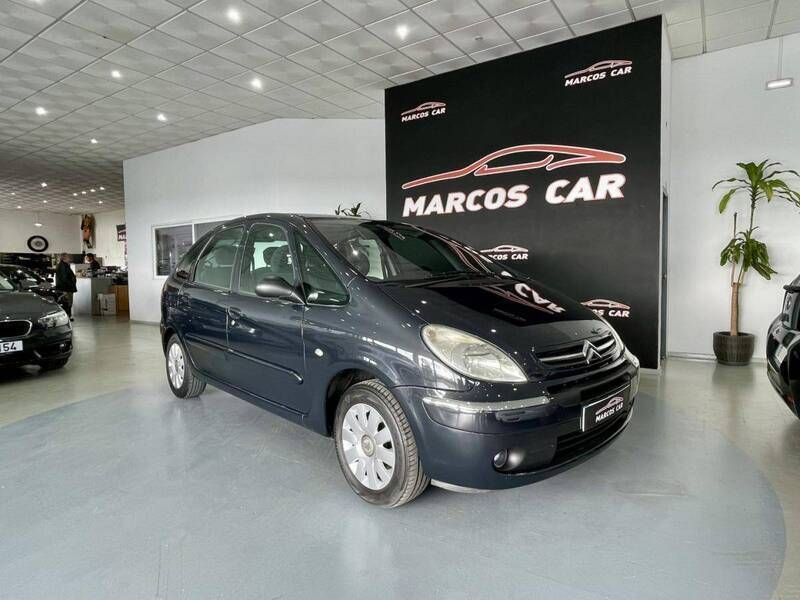 Cinzento Usado 2004 Citroën Xsara Picasso Monovolume | € 5.700 - Imagem 1/4