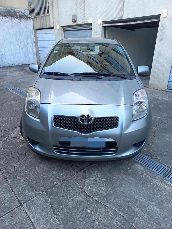 Cinzento Usado 2006 Toyota Yaris Citadino | € 3.500 - Imagem 1/4