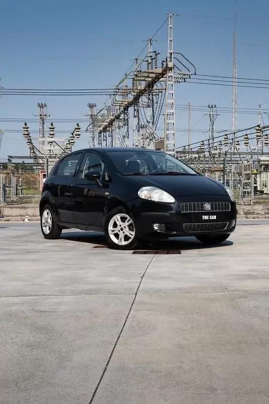Usado Fiat Grande Punto Dynamic 65 HP (47 kW) 2009 Preto Citadino