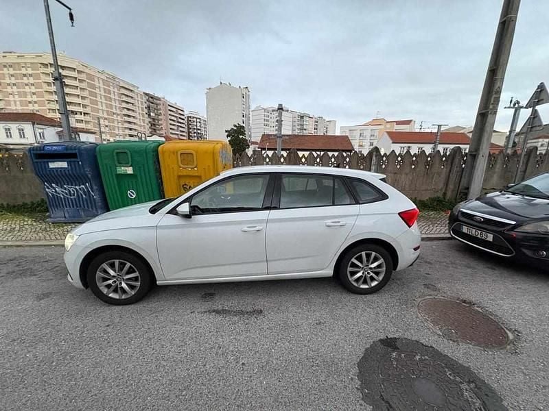 Branco Usado 2020 Skoda Scala Citadino | € 12.500 (Preço justo) - Imagem 1/4