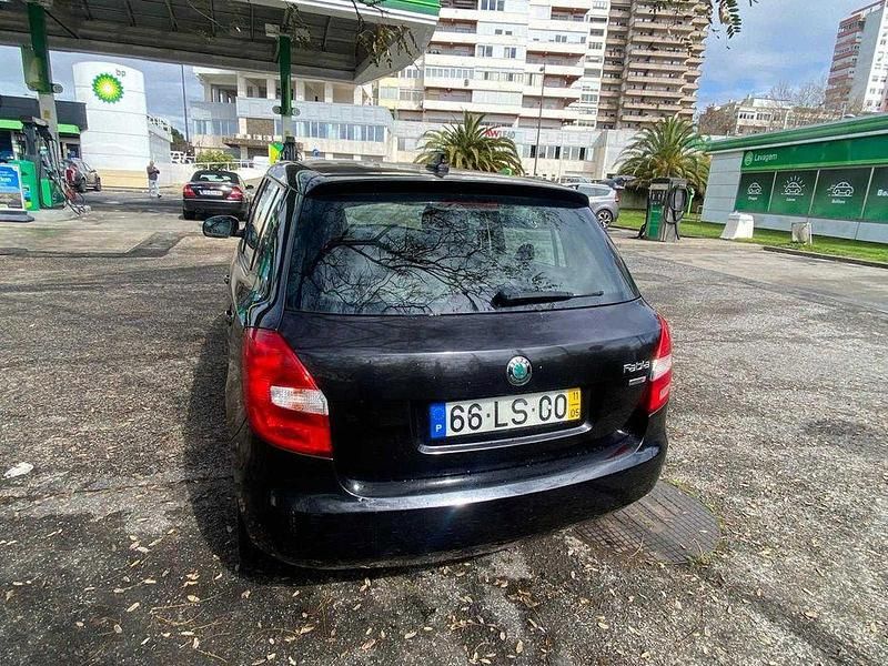 Usado Skoda Fabia Elegance 70 HP (51 kW) 2011 Sedan