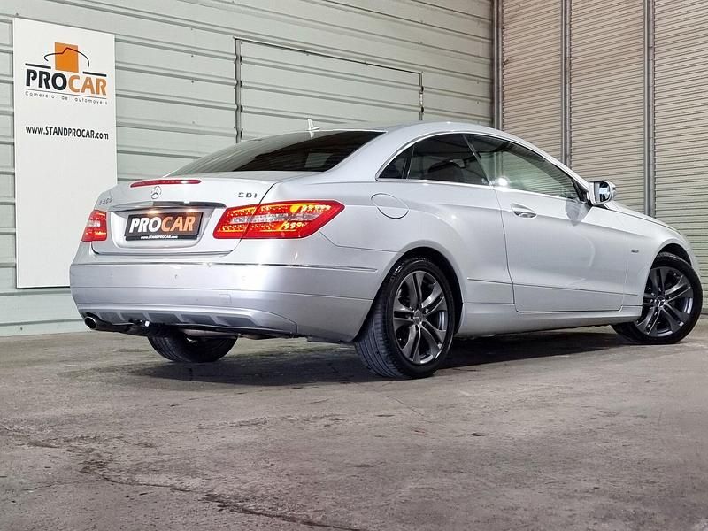 Usado Mercedes E250 Elegance 204 HP (150 kW) 2009 Cinza Coupé
