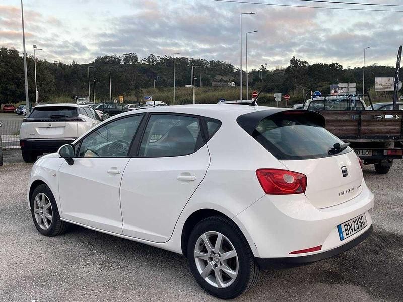 Usado Seat Ibiza 4You 75 HP (55 kW) 2010 Branco Sedan