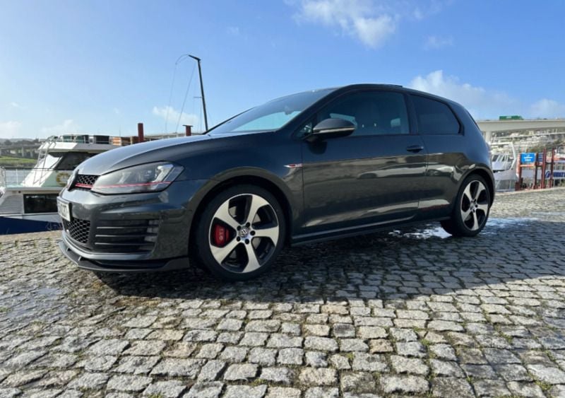 Cinzento Usado 2015 VW Golf VII Citadino | € 23.990 (Preço justo) - Imagem 1/4