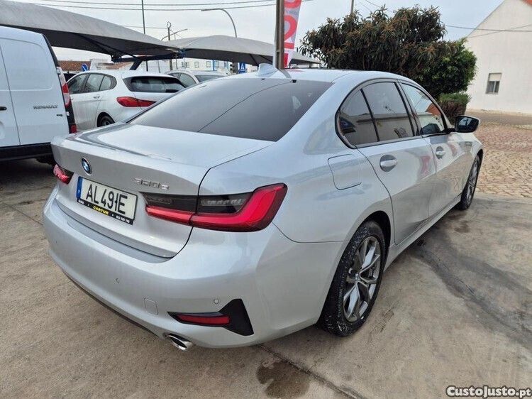 Cinza Usado 2021 BMW 320e Sport Line Sedan | € 29.000 - Imagem 1/1
