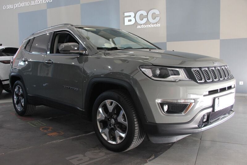 Cinza Usado 2019 Jeep Compass Limited SUV | € 23.990 - Imagem 1/4