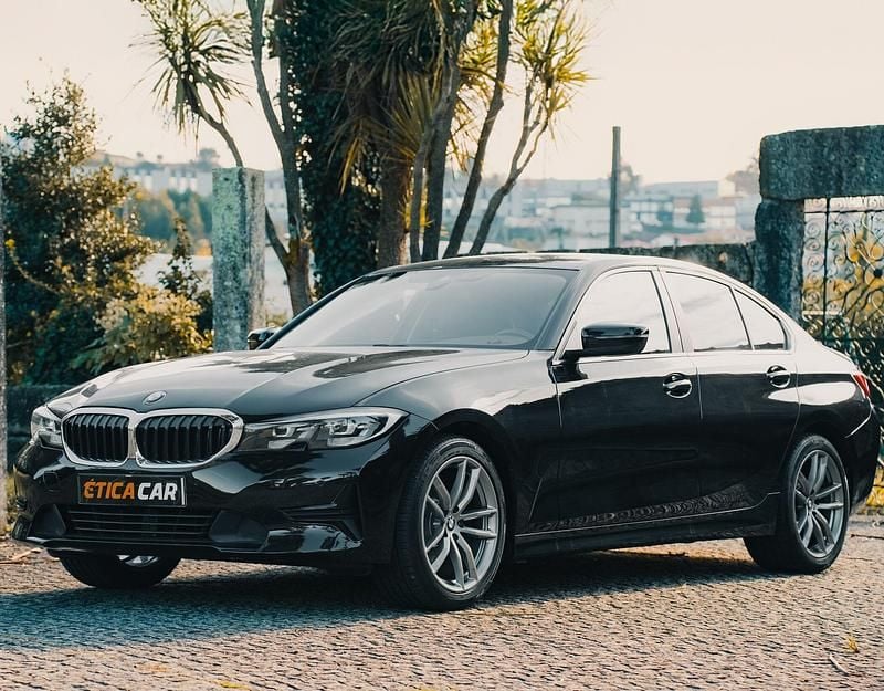 Preto Usado 2019 BMW 318 Sport Line Sedan | € 29.500 - Imagem 1/4